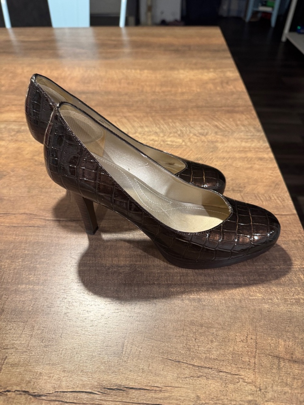 Tahari Brown Croc Embossed Heels Size 6.5 Round Toe Classic Pumps Work Shoes